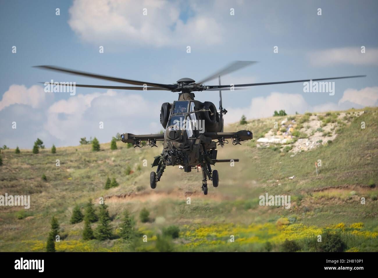 ANKARA, TURCHIA - 26 GIUGNO 2021: La forza di polizia turca Atak T-129 Helicopter esecuzione Foto Stock