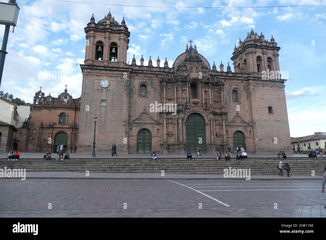 Cattedrale piazza principale a Cuzco Perù centro della città Plaza De Armas Templo De la Sagrada Familia Tempio della Sacra Famiglia la Iglesia del Triunfo Foto Stock