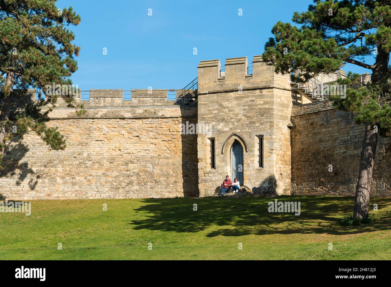 Coppia godendo il sole nel Lincoln Castle Grounds 2021 Foto Stock