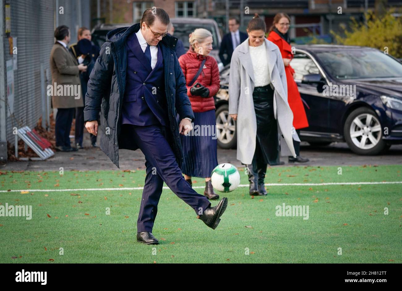 Malmo, Svezia. 26 novembre 2021. Crown Princess Victoria e Prince Daniel visitano il campo sportivo Sorgenfris IP e l'accademia di calcio e sport di Malmö FF a Malmo, 26 novembre 2021. La coppia della Principessa della Corona è in una visita di un giorno a Malmo.Photo Johan Nilsson / TT kod 50090 Credit: TT News Agency/Alamy Live News Foto Stock