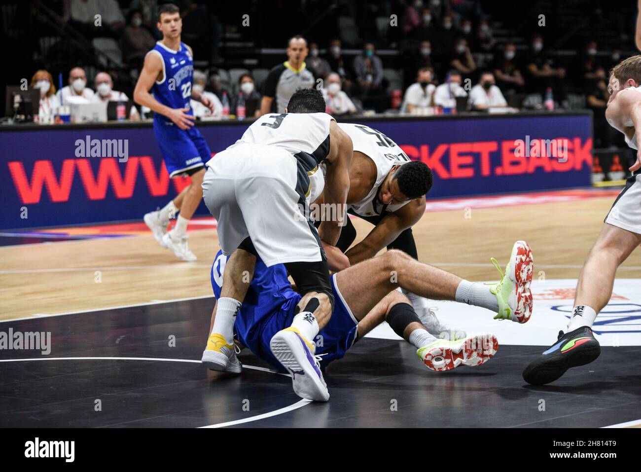 Germania, Nuernberg, KIA Metropol Arena - 25.11.2021 - FIBA Basketball World Cup 2023 European Qualifiers, Group D - Team Germania vs. Team Estonia immagine: Dominic Lockhart (Germania, #3) e Karim Jallow (Germania, #35) entrambi lottano per la palla. Foto Stock