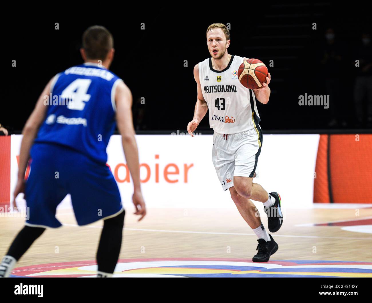 Germania, Nuernberg, KIA Metropol Arena - 25.11.2021 - FIBA Basketball World Cup 2023 European Qualifiers, Group D - Team Germania vs. Team Estonia immagine: Christian Sengfelder (Germania, #43) in azione. Foto Stock