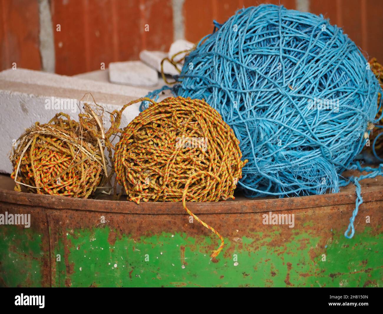 Fuoco selettivo sparato di un filo blu e due arancio in una pentola metallica Foto Stock