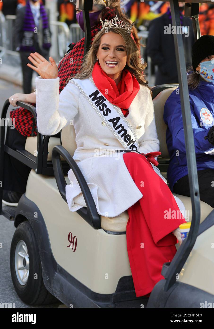 Central Park West, New York, USA, 25 novembre 2021 - Camille Schrier, Miss America 2020, insieme a migliaia di persone partecipa oggi alla 95esima festa della sfilata del giorno del Ringraziamento di Macys a New York. Foto: Giada Papini/EuropaNewswire PHOTO CREDIT OBBLIGATORIO. Credit: dpa picture Alliance/Alamy Live News Credit: dpa picture Alliance/Alamy Live News Foto Stock