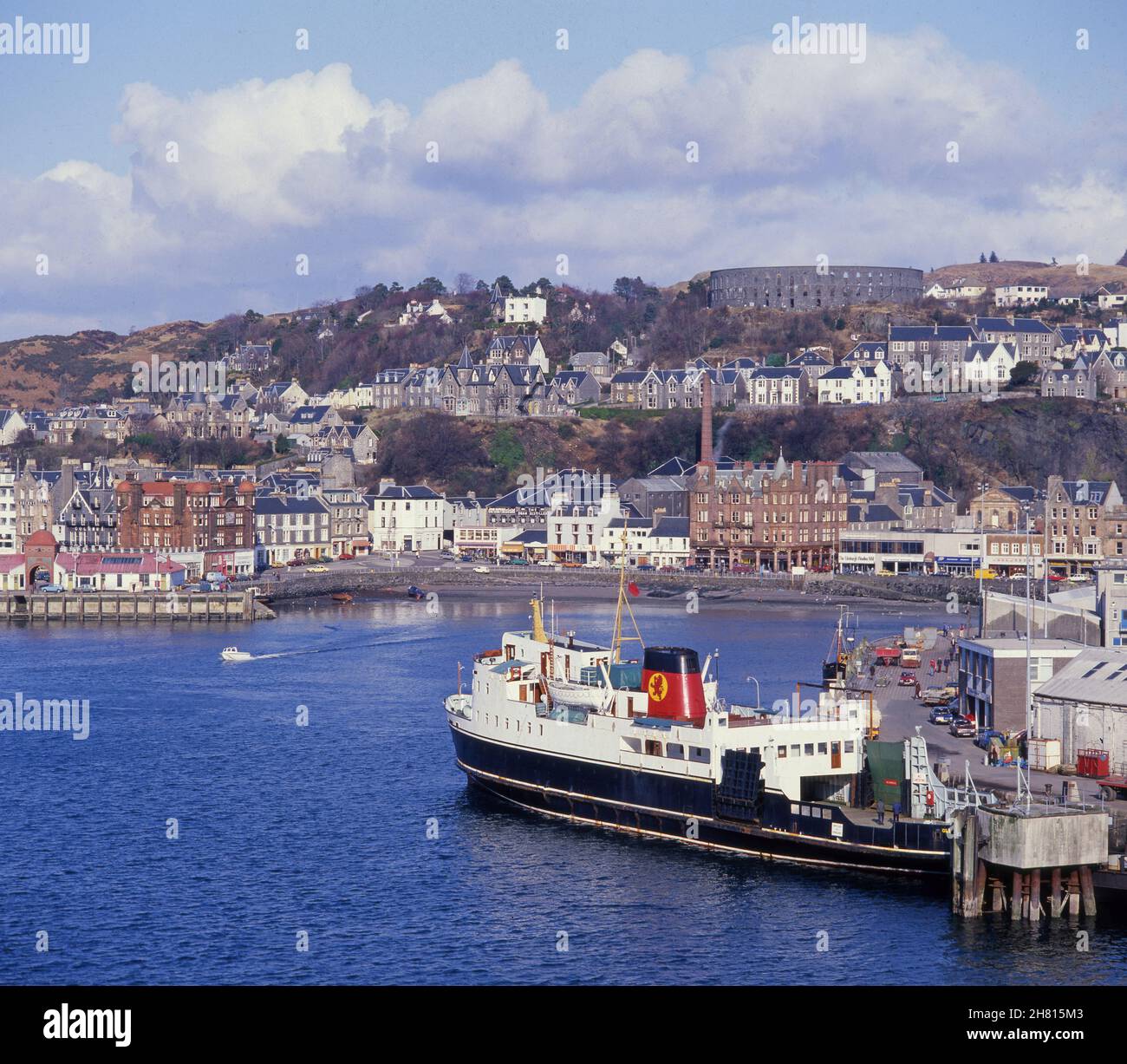 MV Glen Sannox al molo della ferrovia di Oban, anni '70. Foto Stock