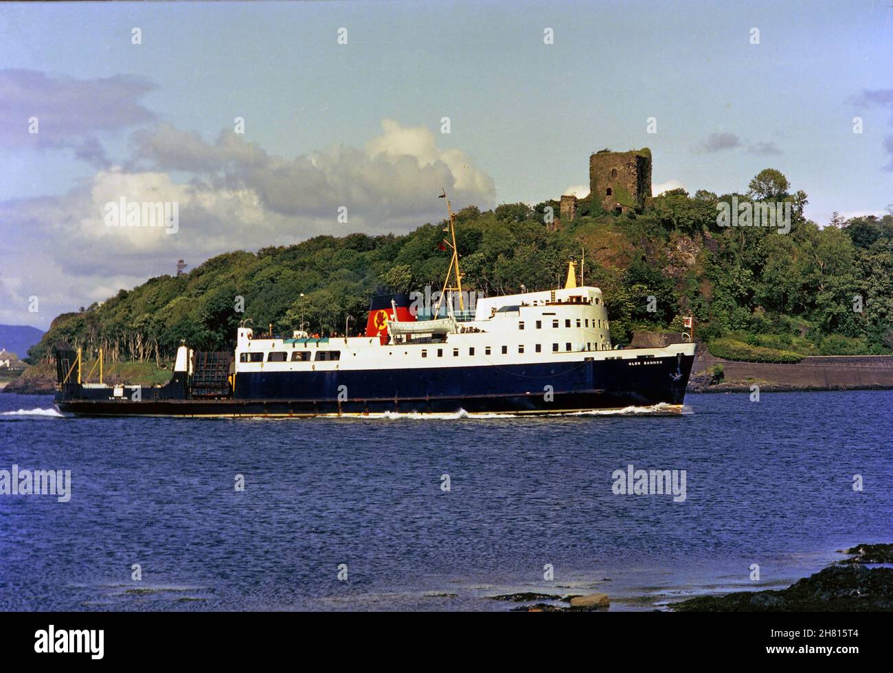 MV Glen Sannox passando il Castello di Dunollie, Oban anni '70 Foto Stock