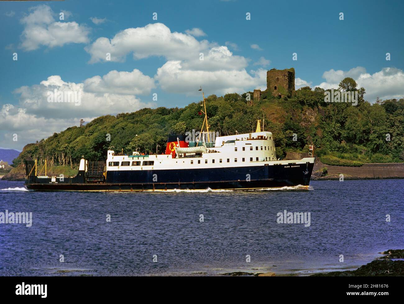 MV Glen Sannox passando il Castello di Dunollie, Oban anni '70 Foto Stock
