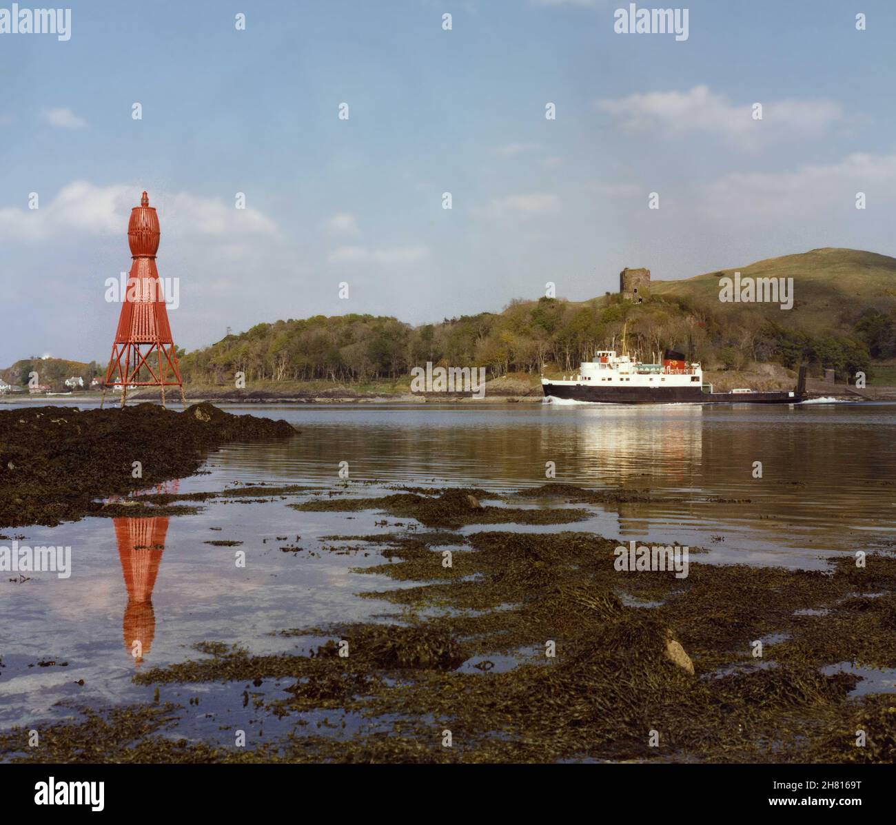 MV Arran passando la signora rossa e il castello di Dunollie, Oban anni '70 Foto Stock