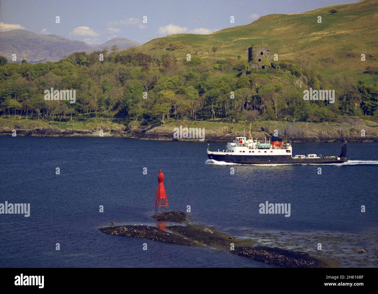 MV aArran passando il castello di Dunollie, Oban anni '70 Foto Stock