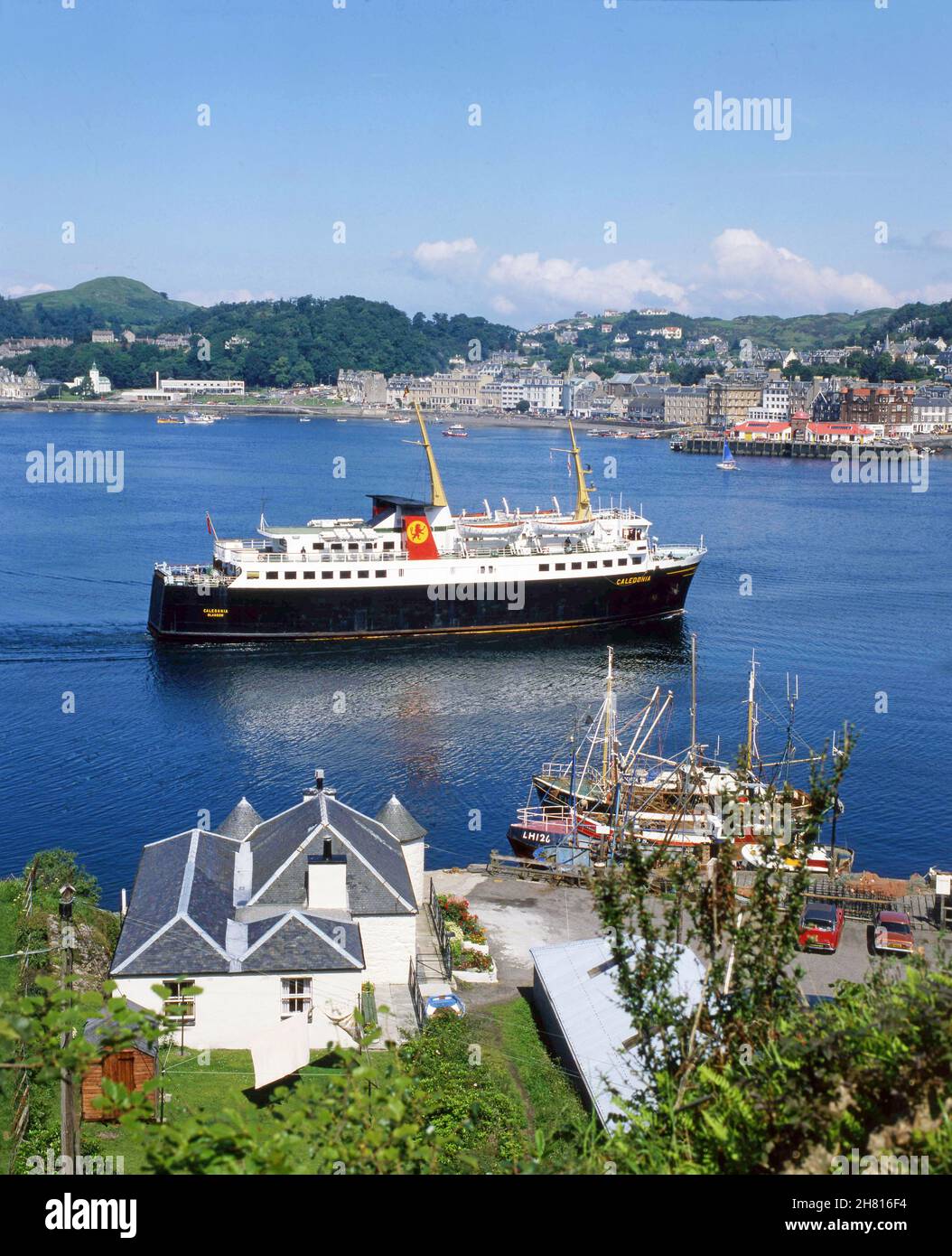 MV Caledonia arriva a Oban anni '70 Foto Stock