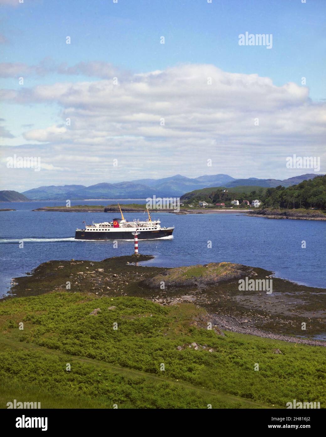 Vista estiva della MV Caeldonia mentre si dirige verso Oban anni '70 Foto Stock