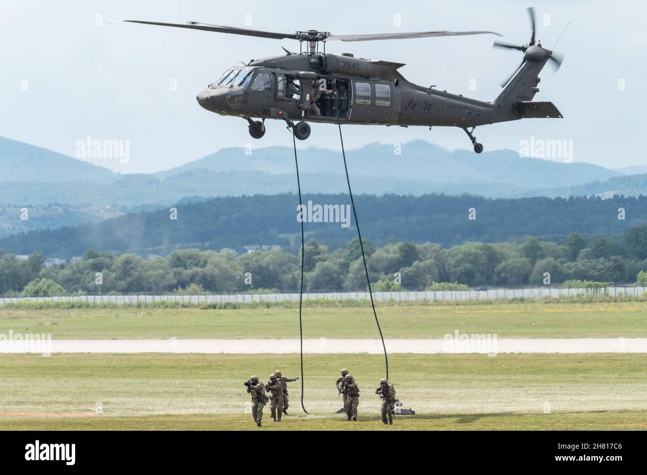 UH-60 Blackhawk dell'Aeronautica Slovacca con forze speciali che scendono durante il salone SIAF di Sliac, Slovacchia Foto Stock