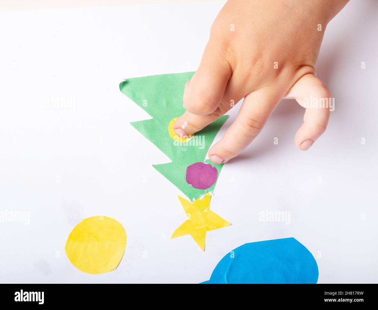 decorare albero di carta con bambino, origami albero di natale... Foto Stock