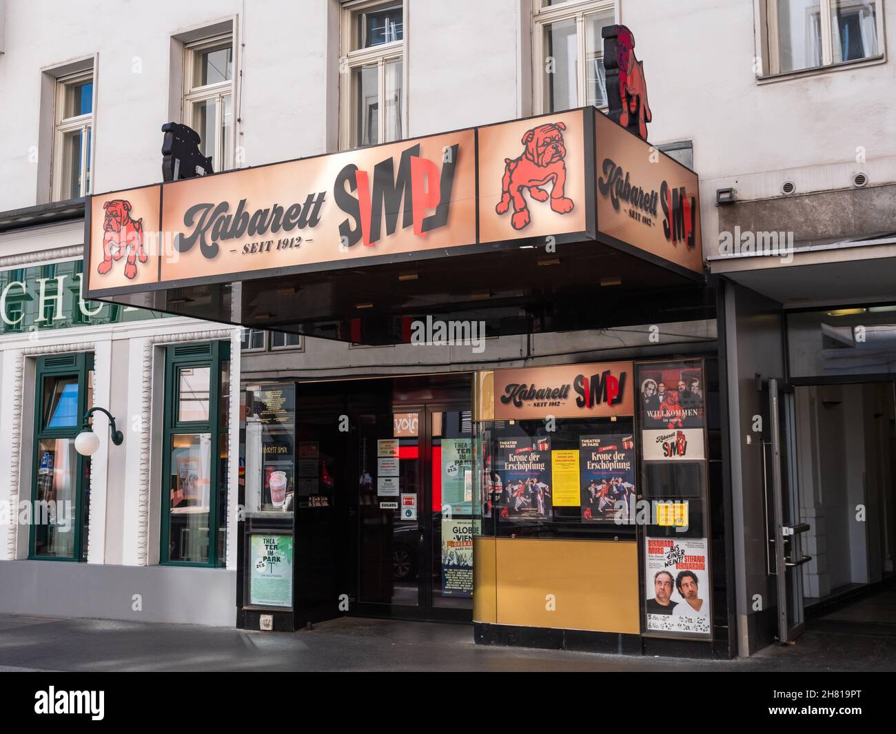Vienna, Austria - Settembre 25 2021: Cabaret Kabarett Simpl e ingresso al teatro per l'intrattenimento leggero con cartellonistica. Foto Stock