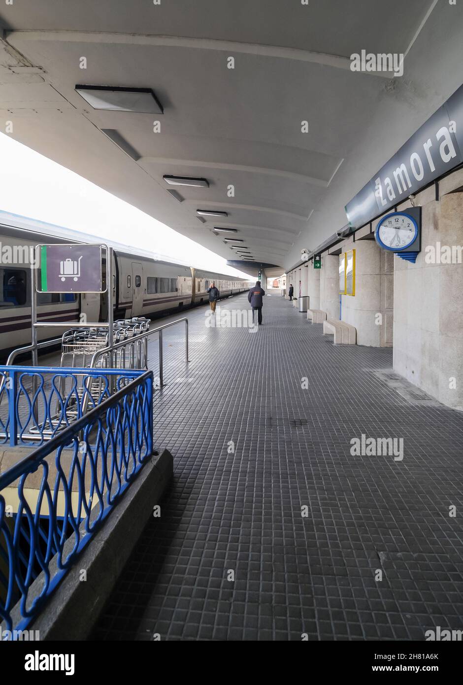 Piattaforma alla stazione di Zamora dove il treno Renfe diretto alla Galizia si fermò a causa della tempesta sul Vía de la Plata di Zamora, Spagna. Foto Stock