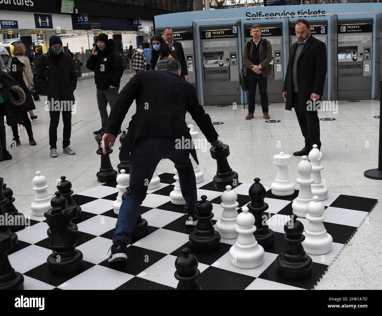 Londra, Regno Unito. 26 novembre 2021. FIDE International Chess Federation mostra partite di scacchi a Waterloo Station. Credit: JOHNNY ARMSTEAD/Alamy Live News Foto Stock