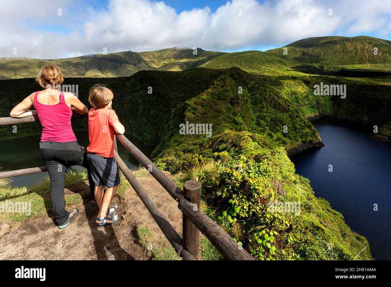 Madre e figlio a Miradouro Lagoa Negra e Lagoa Comprida, nella Reserva Florestal Natural do Morro Alto e Pico da se, Flores Island, Azzorre, Portogallo Foto Stock