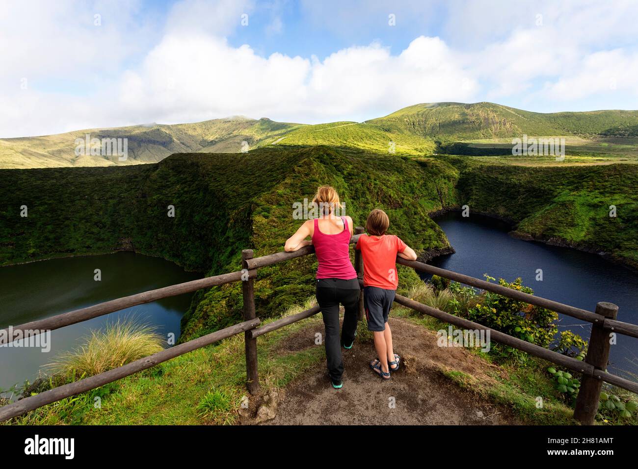 Madre e figlio a Miradouro Lagoa Negra e Lagoa Comprida, nella Reserva Florestal Natural do Morro Alto e Pico da se, Flores Island, Azzorre, Portogallo Foto Stock
