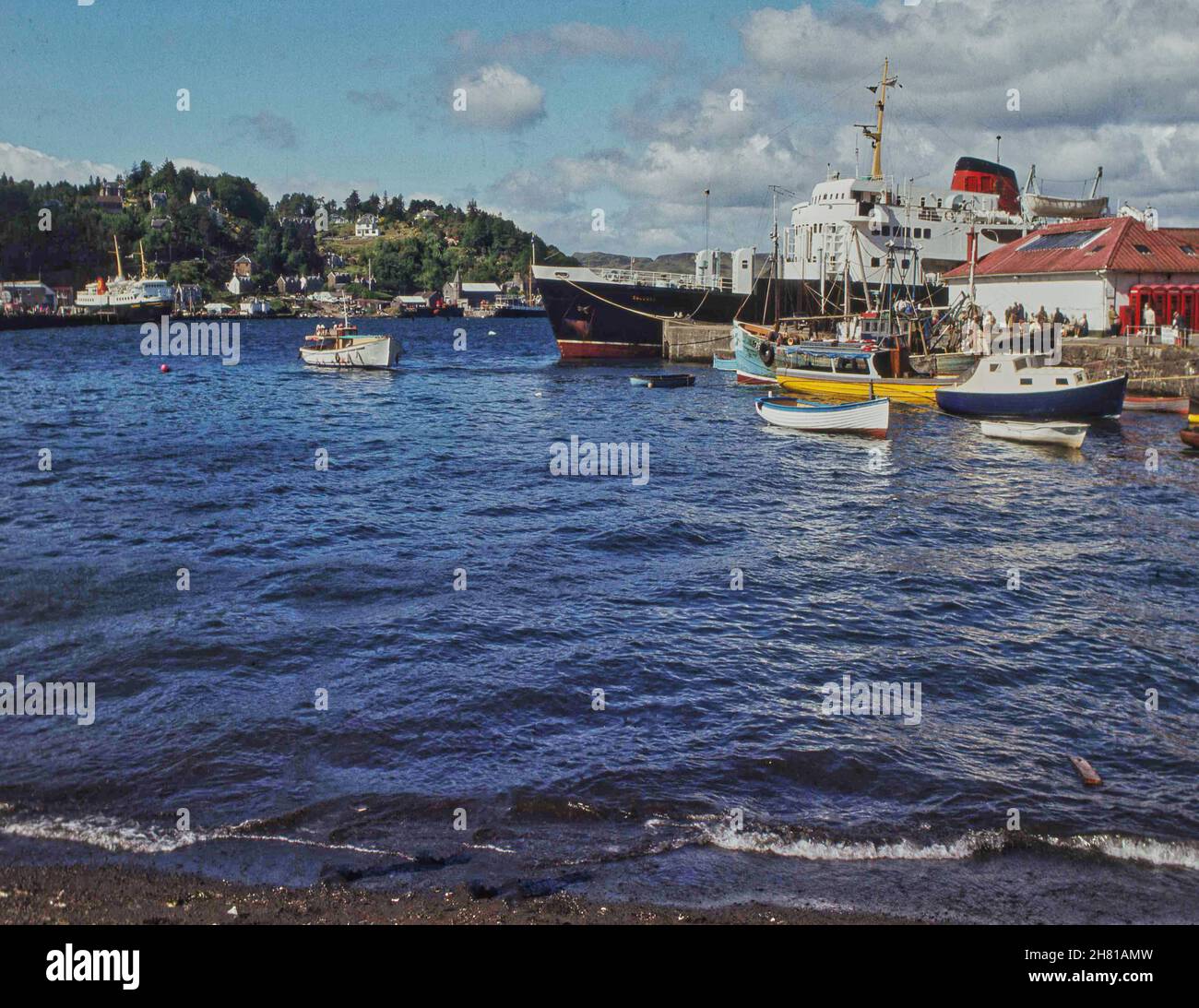 MV Columba a Obans North Pier 1970 con la MV Caledonia in vista. Foto Stock