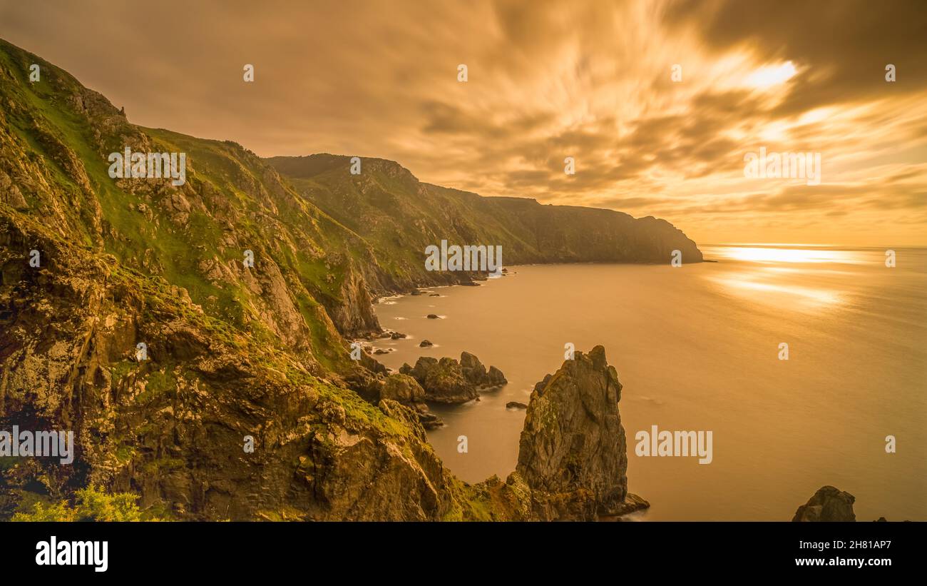 Vista panoramica delle scogliere vicino a Cabo Ortegal in Galizia, Spagna. Foto Stock
