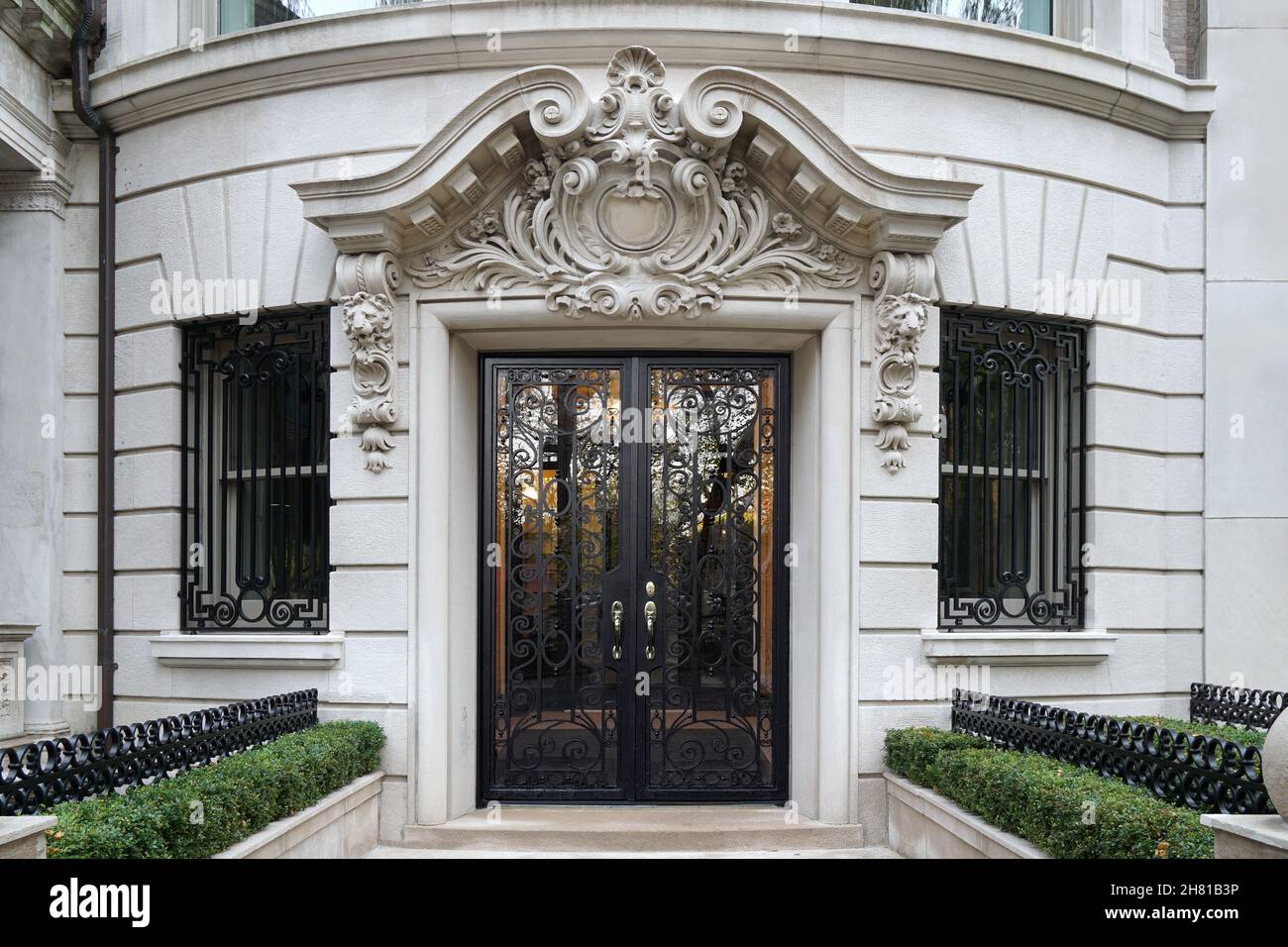 Ingresso ad un'elegante residenza in stile barocco o ad un edificio di appartamenti Foto Stock