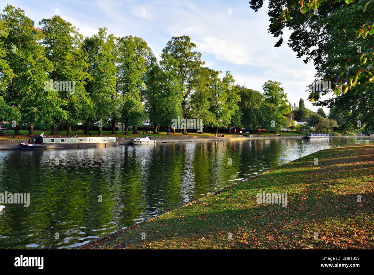 Fiume Avon con barche lungo il canale Evesham Abbey Park, Evesham, Worcestershire, Regno Unito Foto Stock