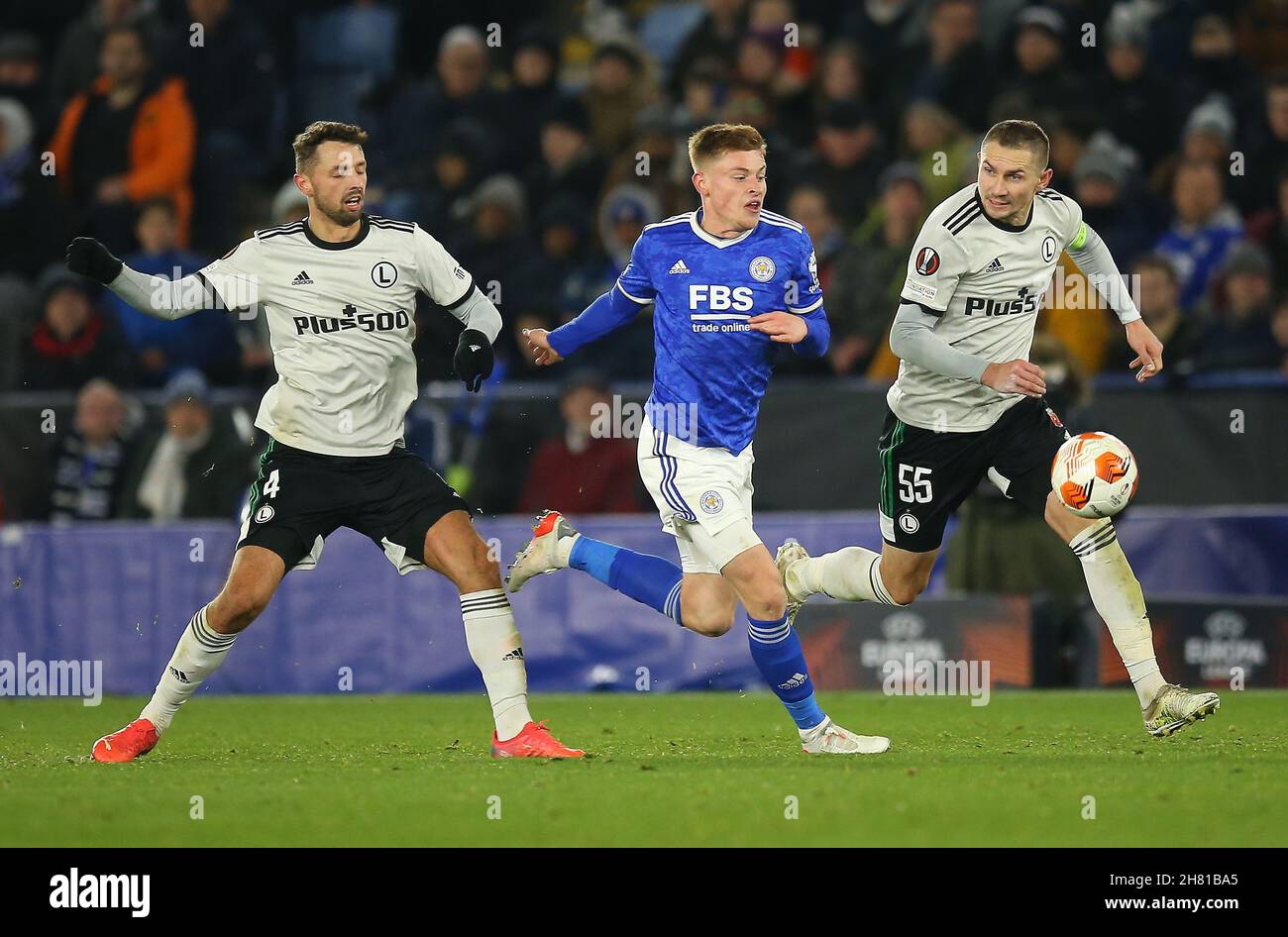 Harvey Barnes of Leicester City , Mateusz Wieteska of Legia Warsaw e Artur Jedrzejczyk of Legia Warsaw durante la partita di calcio Leicester City contro Legia Warsaw, UEFA Europa League , King Power Stadium, Leicester, UK-25 novembre 2021 Foto Stock