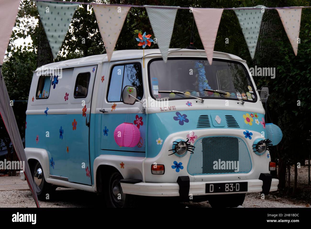 Carino, funky vecchio Renault camper van, Francia Foto Stock