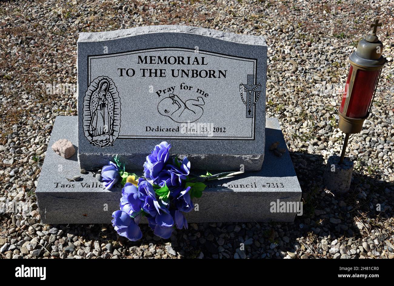 Un monumento ai bambini abortiti presso la Chiesa della Missione di San Francisco de Asis a Rancho de Taos, New Mexico. Foto Stock
