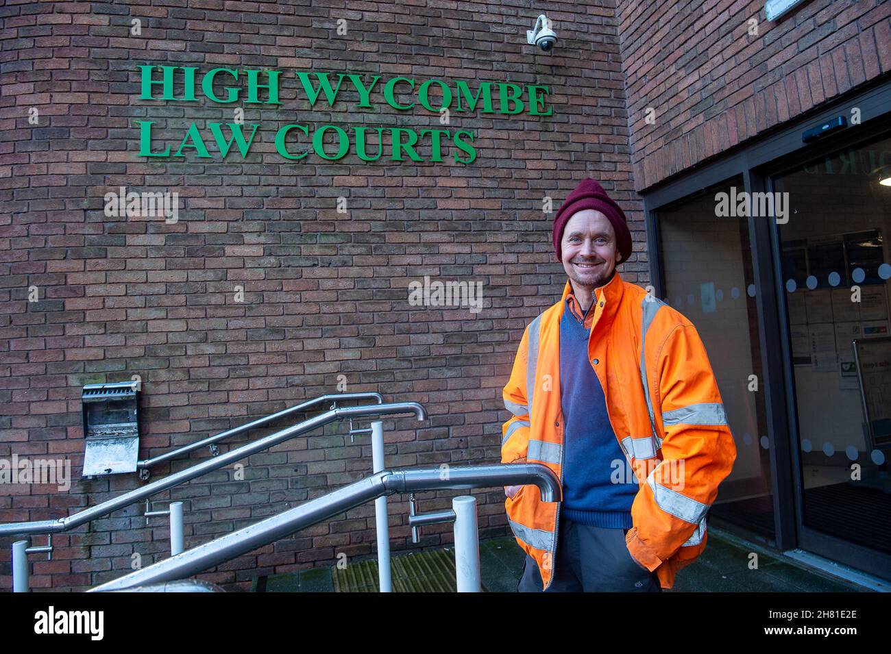 High Wycombe, Regno Unito. 26 novembre 2021. Il guerriero ecologico Dan Hooper, noto come swampy, è apparso oggi nella corte di High Wycombe Magistrates dopo la sua occupazione di una struttura di bambù nel fiume Colne, Denham Country Park l'8 dicembre 2020 nel tentativo di fermare la HS2 High Speed Rail mettendo un ponte temporaneo per i loro camion attraverso il fiume. Egli si è dichiarato colpevole di una violazione aggravata e ha ricevuto un discarico condizionale di 12 mesi più costi di 102 sterline. La HS2 High Speed Rail sta causando enormi quantità di distruzione nei boschi e negli habitat naturali del Buckinghamshire. Credit: Maureen McLean/Alamy Foto Stock