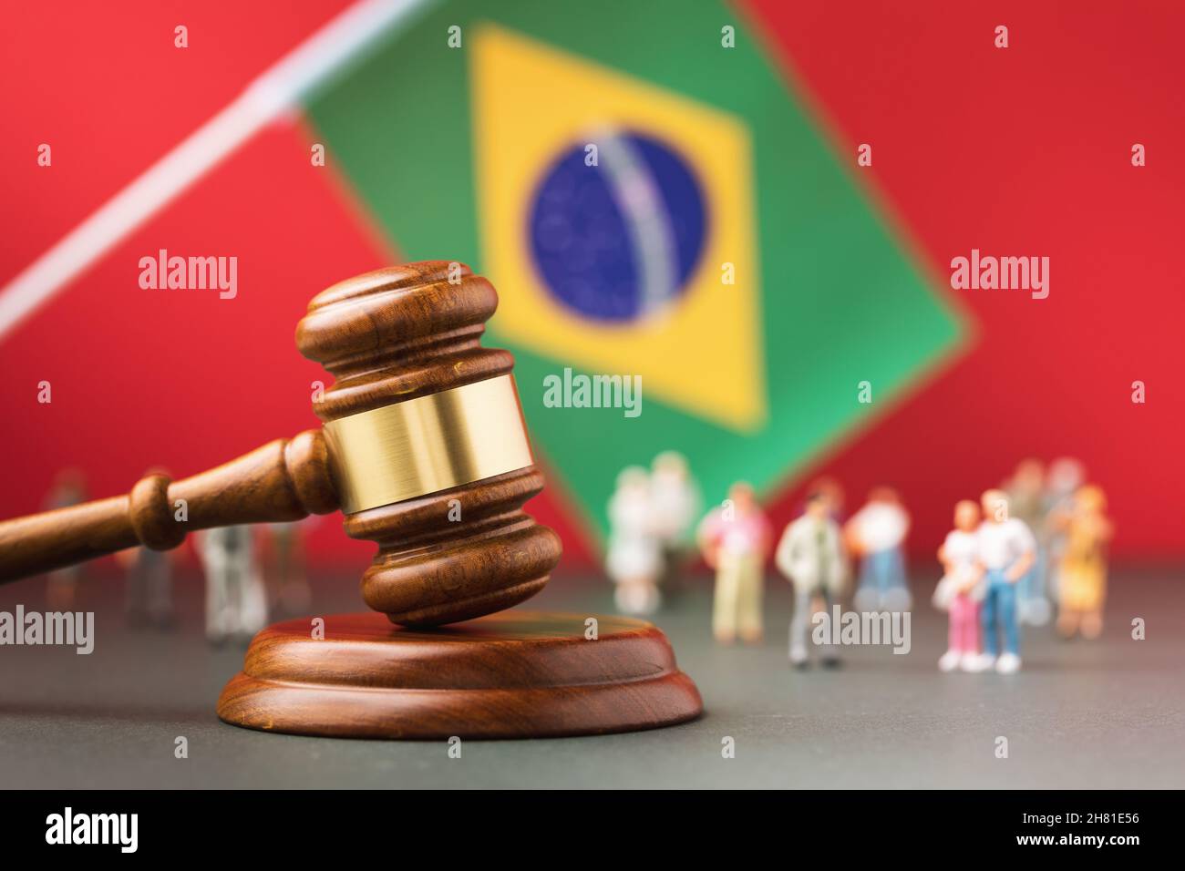 Giudice Gavel su blurred Brazilian bandiera sfondo e uomini giocattolo di plastica, brasiliano società concetto contenzioso Foto Stock