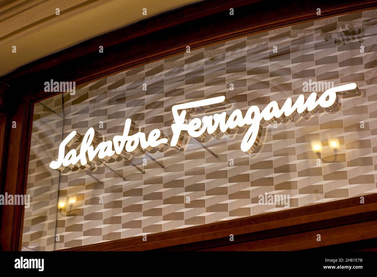 MOSCA, RUSSIA - 10 AGOSTO 2021: Cartello con il logo del negozio Salvatore Ferragamo sul fronte del centro commerciale. Foto Stock
