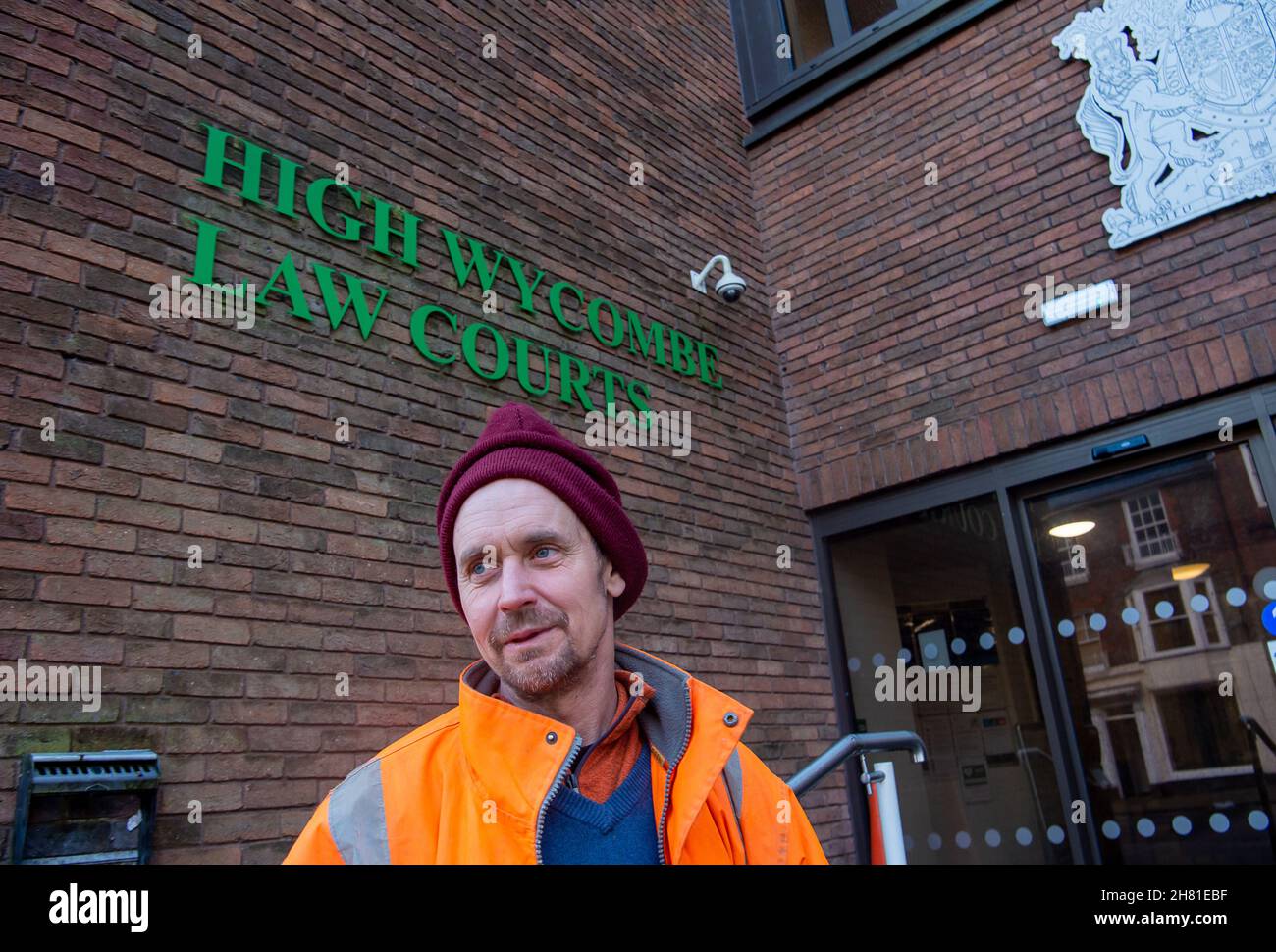 High Wycombe, Regno Unito. 26 novembre 2021. Il guerriero ecologico Dan Hooper, noto come swampy, è apparso oggi nella corte di High Wycombe Magistrates dopo la sua occupazione di una struttura di bambù nel fiume Colne, Denham Country Park l'8 dicembre 2020 nel tentativo di fermare la HS2 High Speed Rail mettendo un ponte temporaneo per i loro camion attraverso il fiume. Egli si è dichiarato colpevole di una violazione aggravata e ha ricevuto un discarico condizionale di 12 mesi più costi di 102 sterline. La HS2 High Speed Rail sta causando enormi quantità di distruzione nei boschi e negli habitat naturali del Buckinghamshire. Credit: Maureen McLean/Alamy Foto Stock