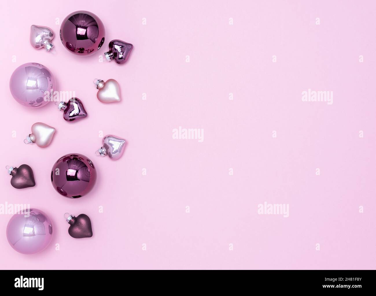 Decorazioni natalizie su sfondo rosa. Lilla e palloncini viola e cuori.  Posiziona per testo, layout Foto stock - Alamy
