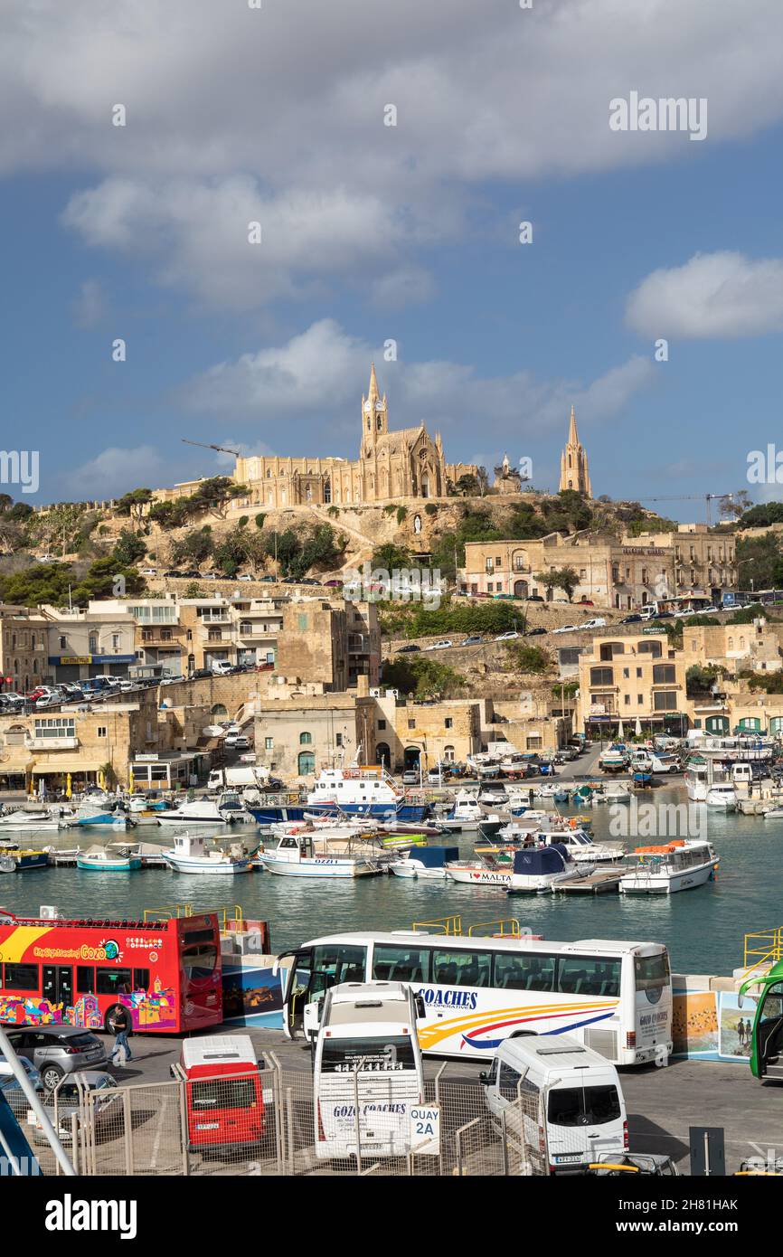 Il pittoresco villaggio di pescatori e terminal dei traghetti di Mgarr, Gozo, Malta, Europa Foto Stock