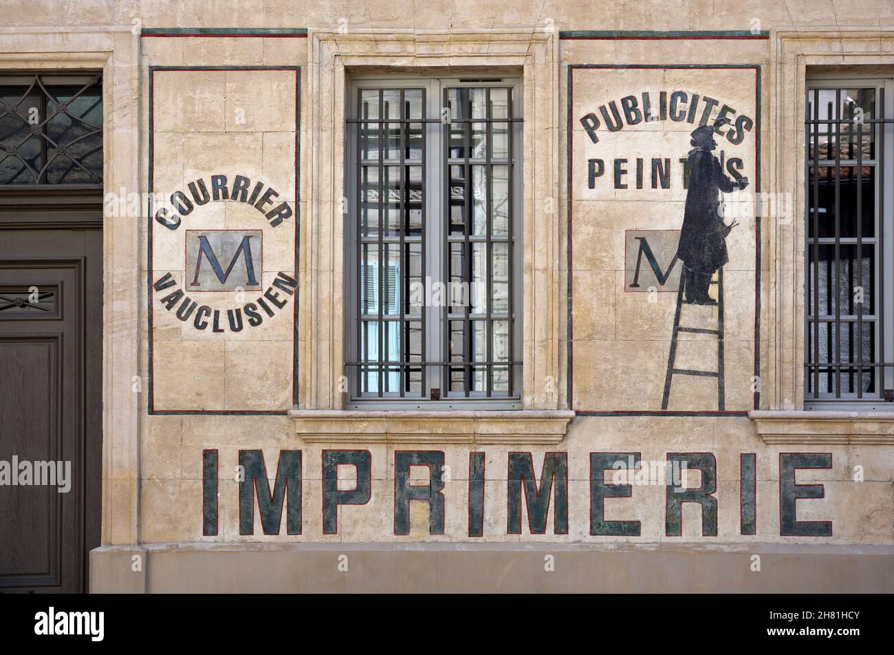 Old Painted Wall Pubblicità o pubblicità con Signwriter su scala sulla facciata di ex stampanti nella città vecchia Avignone Provenza Francia Foto Stock