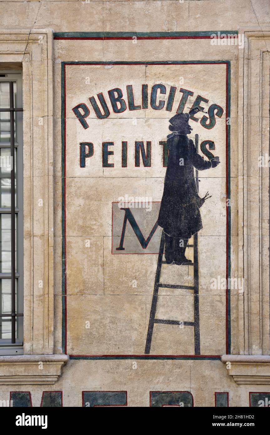 Old Painted Wall Pubblicità o pubblicità con Signwriter su scala sulla facciata di ex stampanti nella città vecchia Avignone Provenza Francia Foto Stock