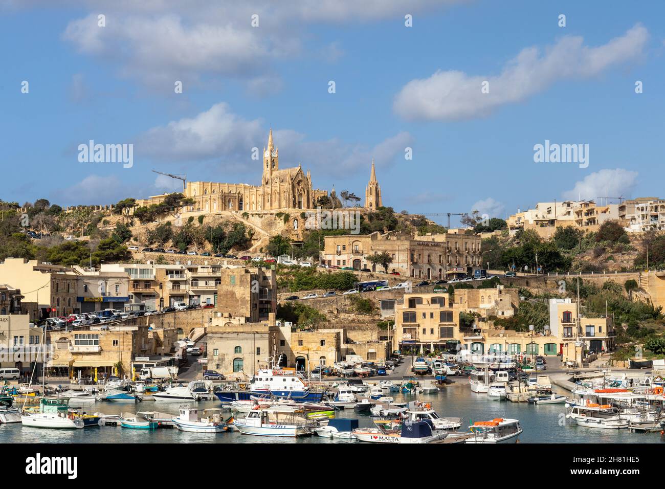 Il pittoresco villaggio di pescatori e terminal dei traghetti di Mgarr, Gozo, Malta, Europa Foto Stock