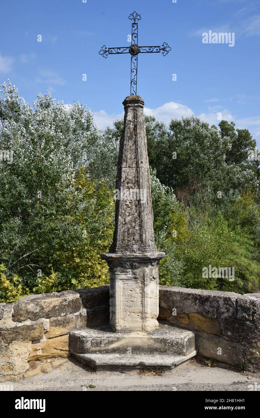 Medievale Wayside Cross su Stone Bridge o Ponte ad arco sul fiume Ouvèze a Bedarrides, Bédarrides Bridge, Vaucluse Provenza Francia Foto Stock