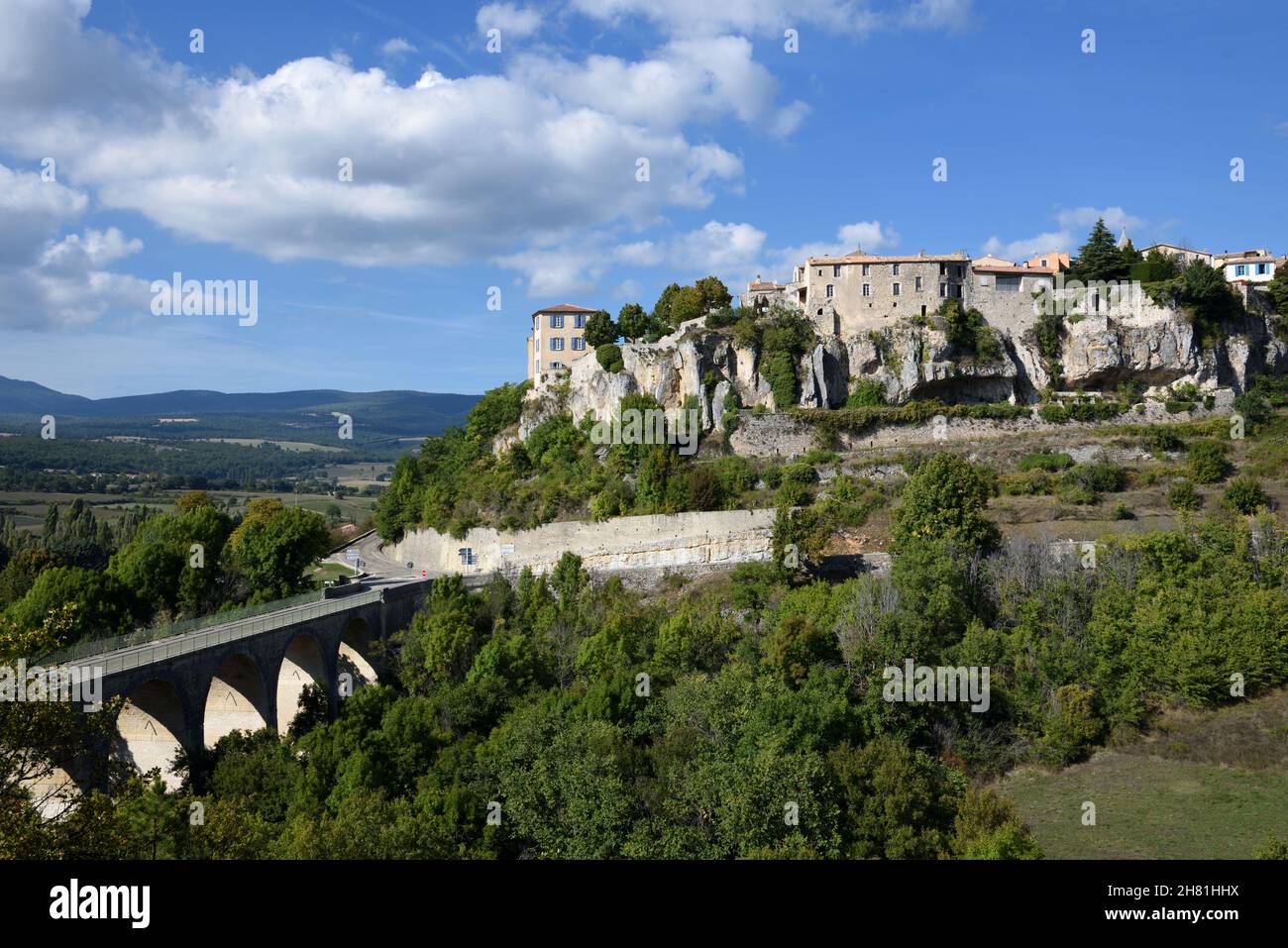 Vista panoramica del villaggio Hilltop o arroccato villaggio di Sault con pianura agricola e colline sullo sfondo Vaucluse Provenza Francia Foto Stock
