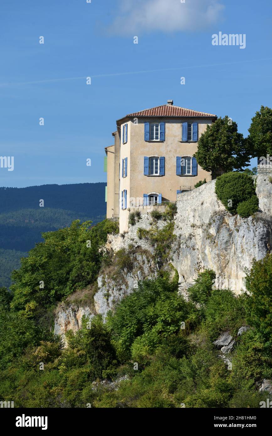Old Village House arroccato su Cliff nel villaggio Hilltop di Sault Vaucluse Provenza Francia Foto Stock