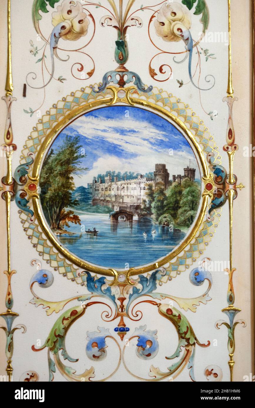 Warwick Castle in Painted Medallion in Women's Library Compton Verney House & Arts Museum o Arts Center Warwickshire Inghilterra UK Foto Stock