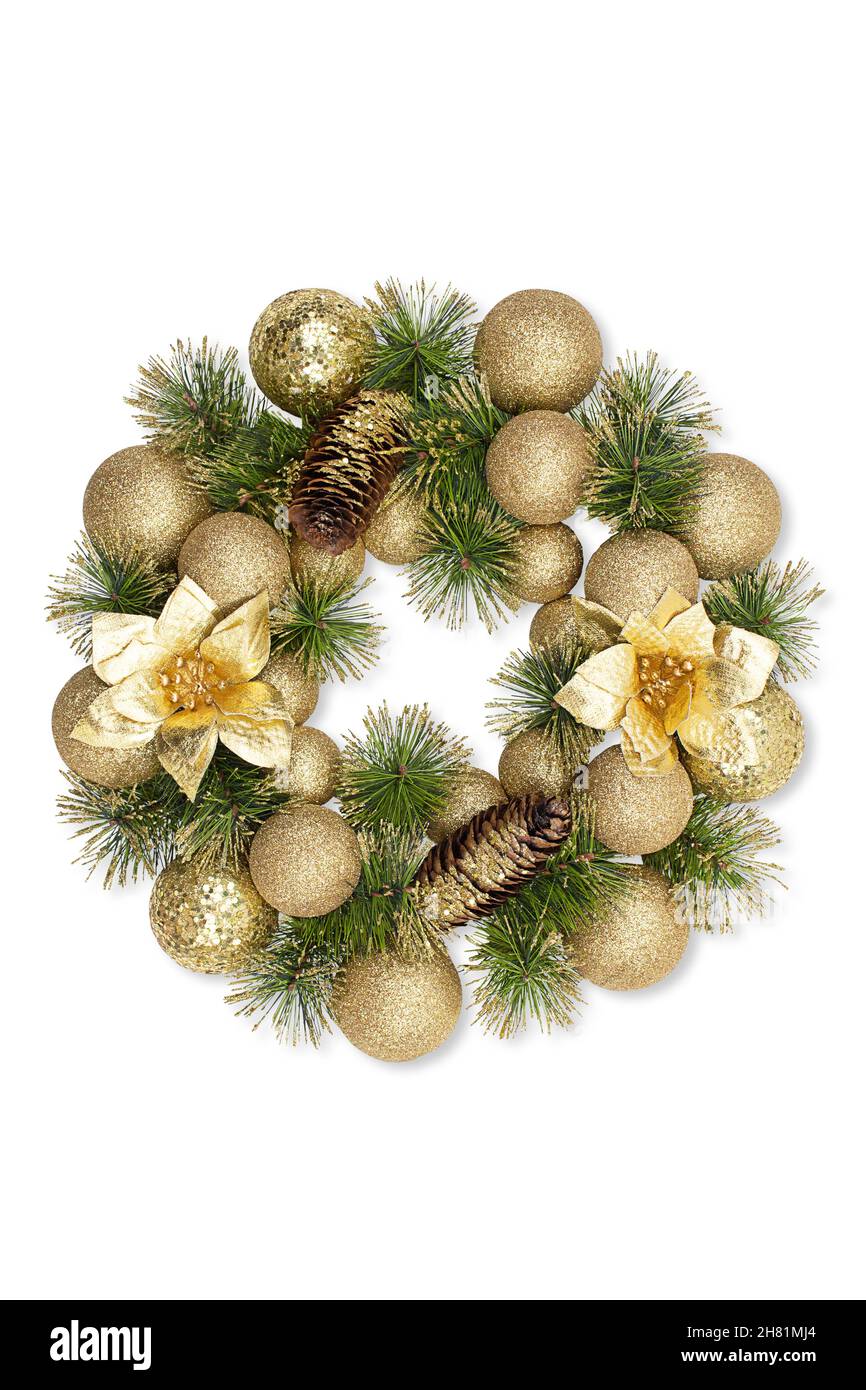 Corona rotonda di Natale con palle dorate scintillanti, prua poinsettia, coni di pino e rami di abete su sfondo bianco isolato. Anno nuovo. Elemen di disegno Foto Stock