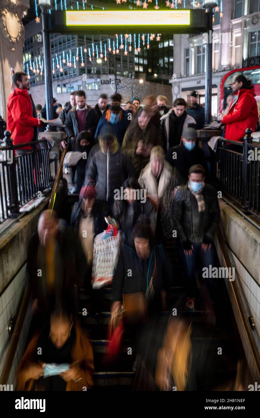 Londra, Regno Unito. 26 novembre 2021. I pendolari nell'ora di punta serale sono autorizzati ad entrare nella stazione della metropolitana di Oxford Circus attraverso un solo ingresso in modo da evitare il sovraffollamento. Le linee Central, Piccadilly e Victoria vengono influenzate in quanto il personale è in sciopero e richiede un migliore equilibrio della vita lavorativa, in quanto il servizio Night Tube dovrebbe riprendere su quelle linee. Credit: Stephen Chung / Alamy Live News Foto Stock