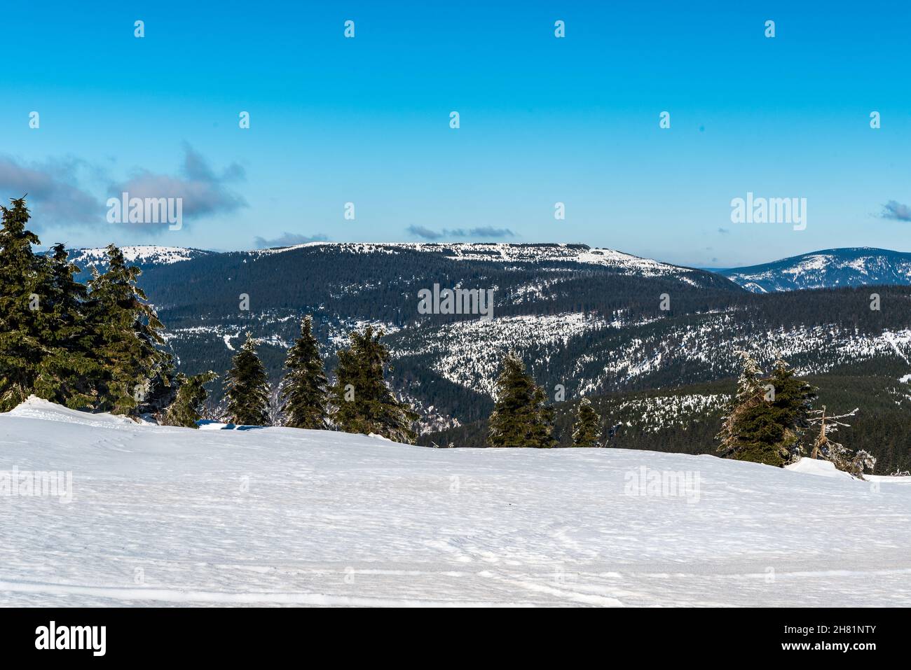 Vresnik, Dlouhe Strane e Vozka collina da sentiero escursionistico sopra Maly Kotel in inverno Jeseniki montagne nella repubblica Ceca Foto Stock