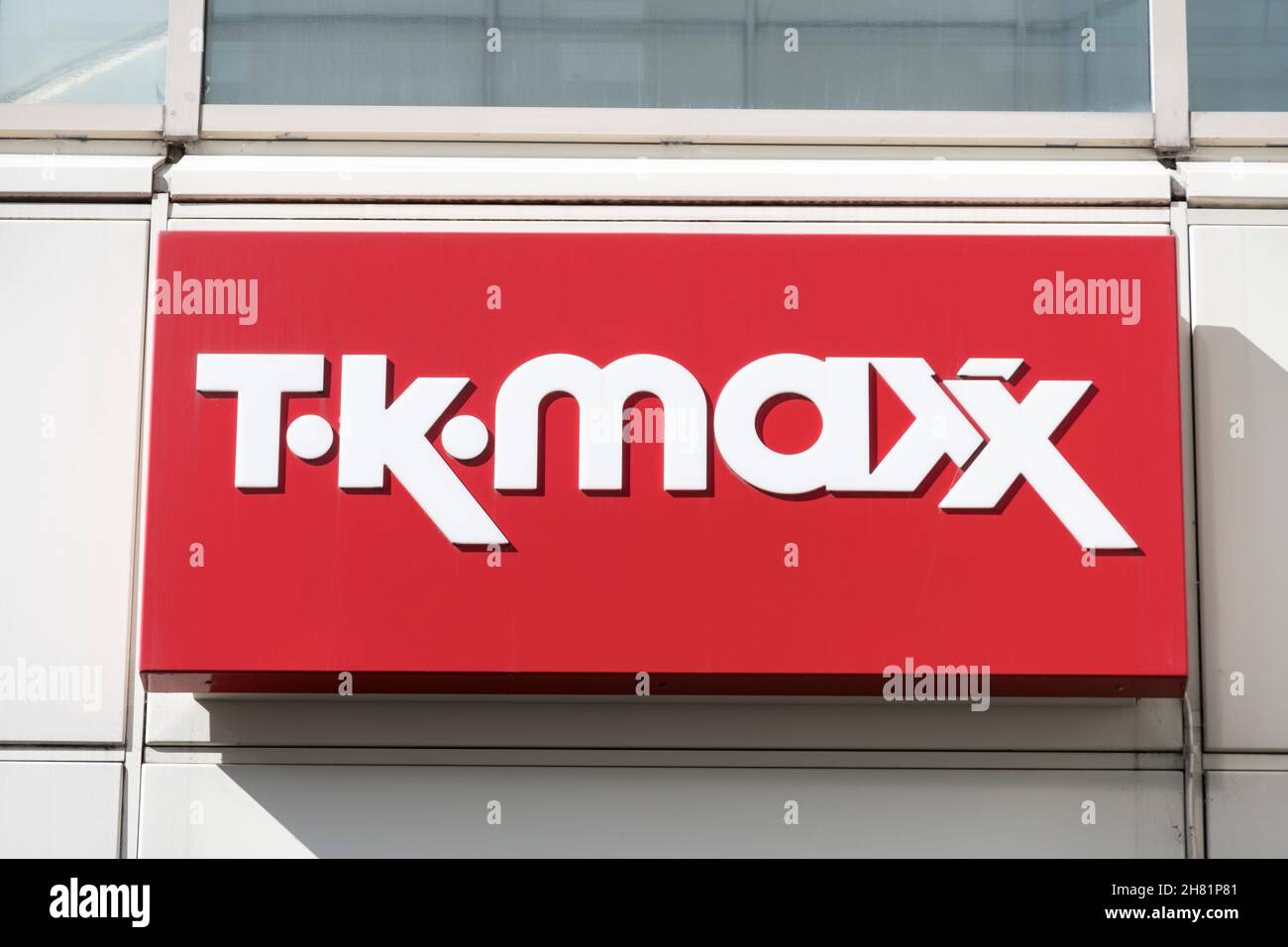 Logo TK Maxx sull'ingresso della filiale, St Albans, Hertfordshire, Regno Unito. Foto Stock