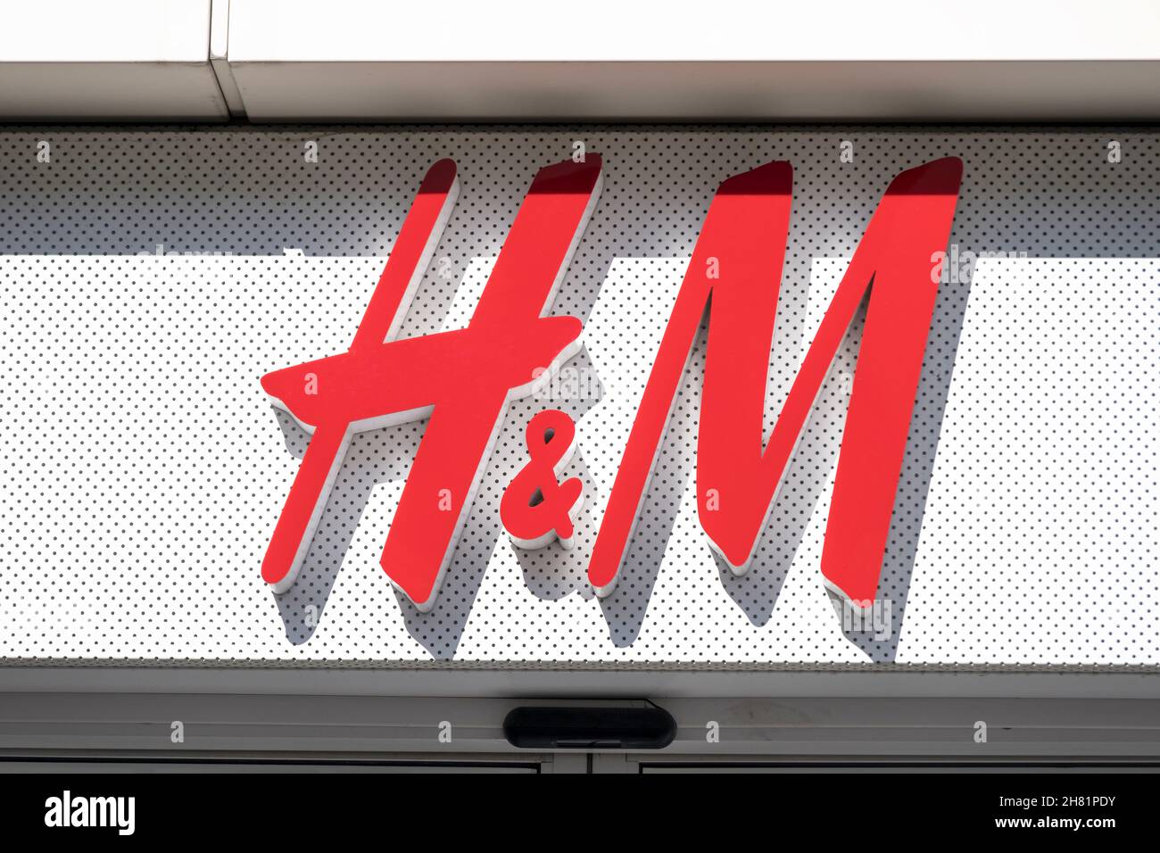 Logo H & M sull'ingresso della filiale, St Albans, Hertfordshire, Regno Unito. Foto Stock