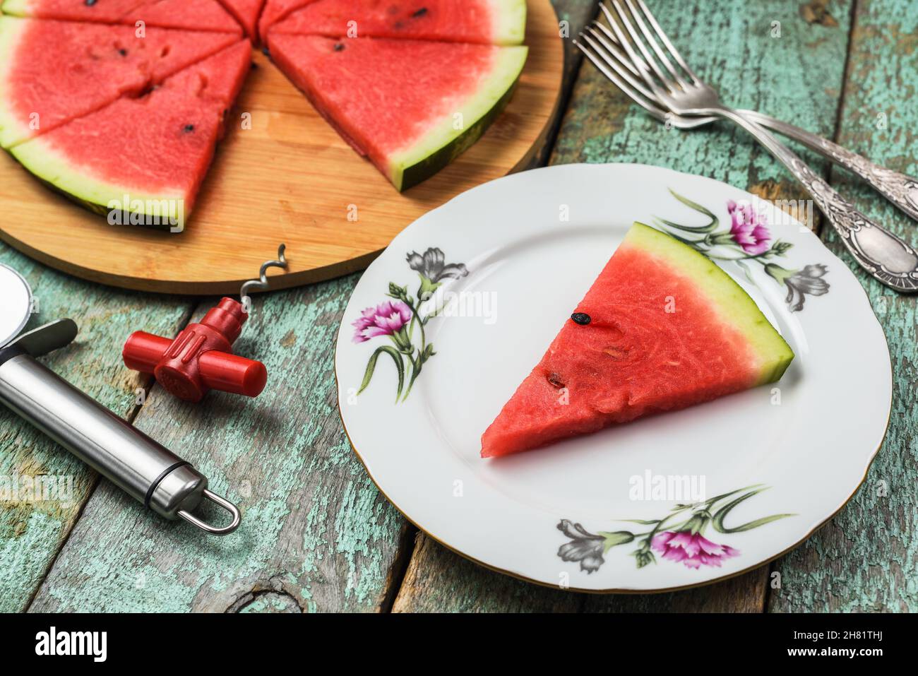 Cocomero tagliato come pizza con pneumatico-bouchon e coltello per pizza. Basso calorie sano vegano rinfresco primo piano Foto Stock