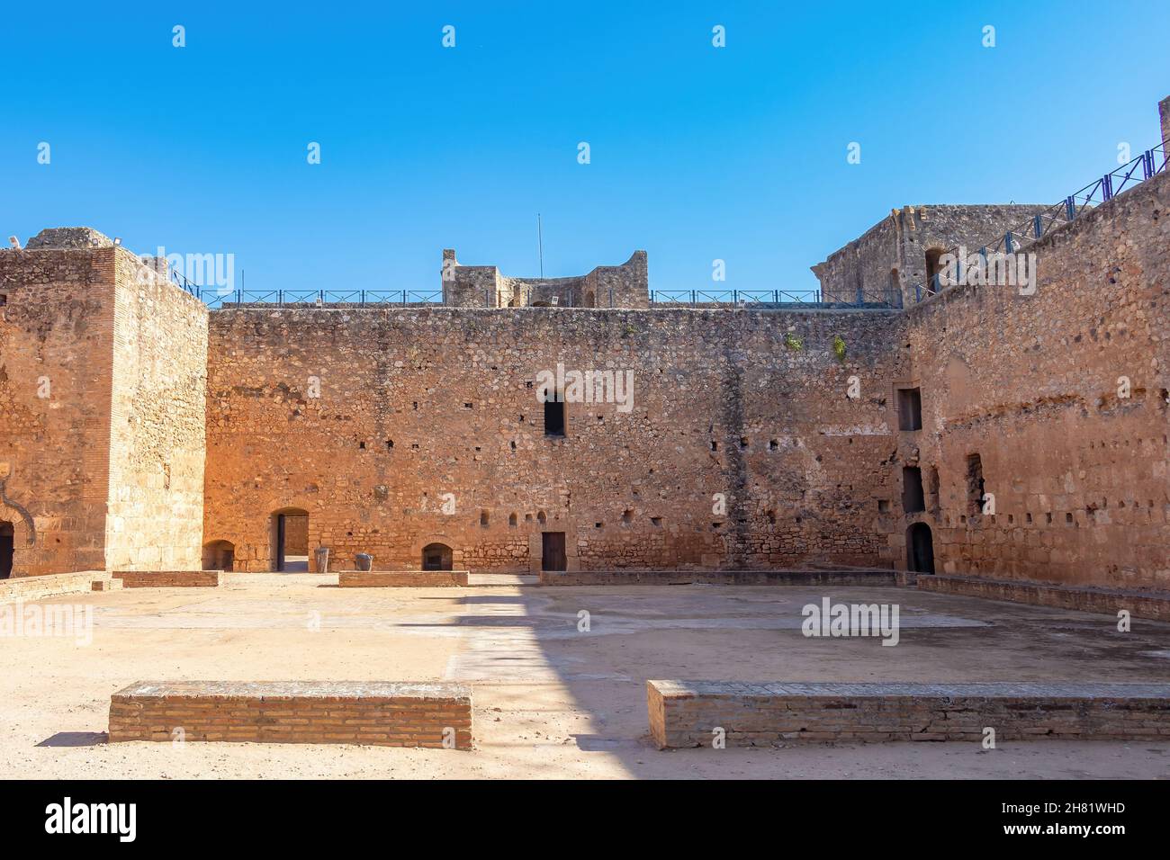 Niebla, Spagna - 18 novembre 2021: All'interno delle mura difensive del castello di Niebla, a Huelva, Andalusia, Spagna Foto Stock