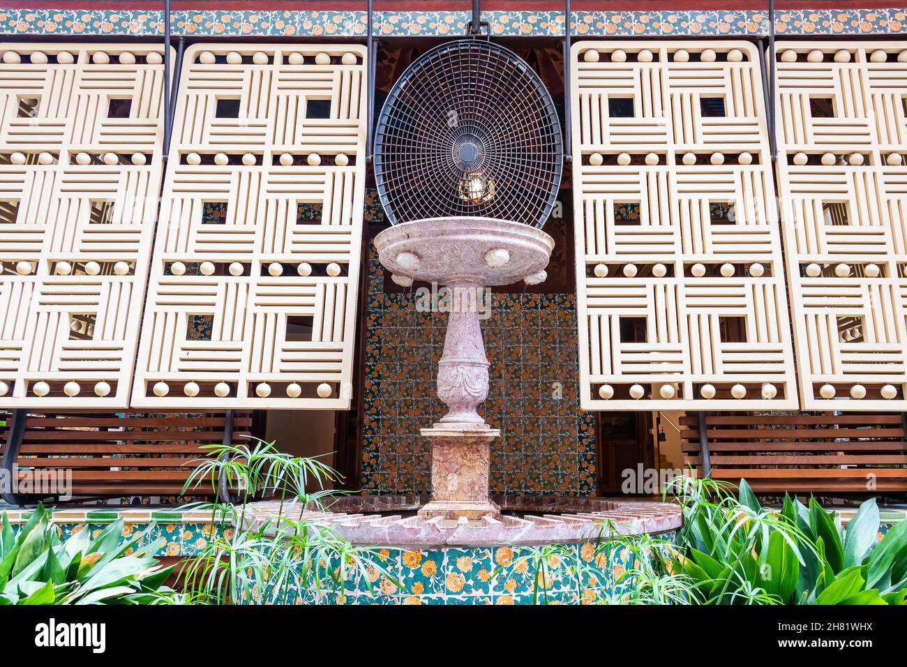 Terrazza sulla facciata di Casa Vicens a Barcellona. Casa Vicens a Barcellona è il primo capolavoro di Antoni Gaudí. Costruito tra il 1883 e il 1885 AS Foto Stock